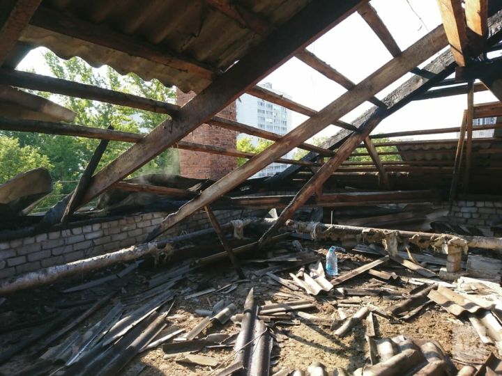 В Казани произошел пожар на крыше жилого дома