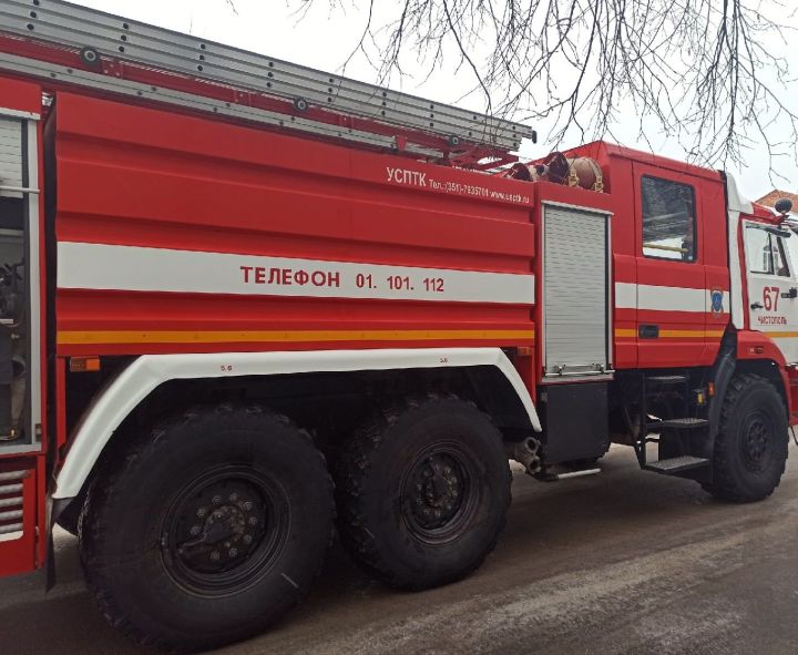 В результате пожара в Чистополе огнем повреждена баня