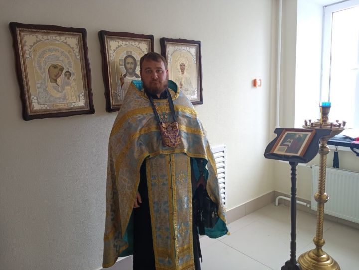 В стационаре Чистопольской ЦРБ священнослужитель совершил молебен о здравии