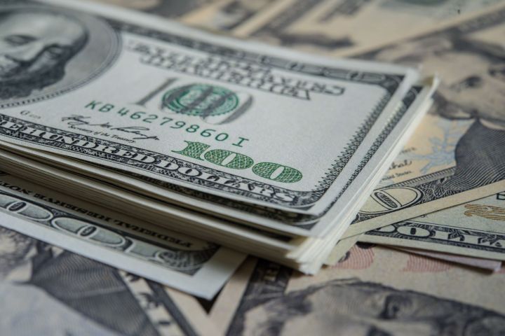 Курс доллара впервые в этом году упал ниже  69 рублей