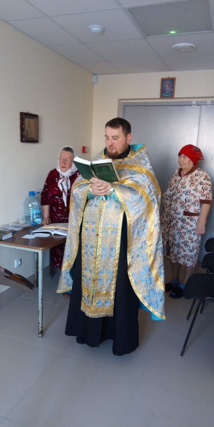 В Чистопольской ЦРБ священнослужитель совершил молебен о здравии
