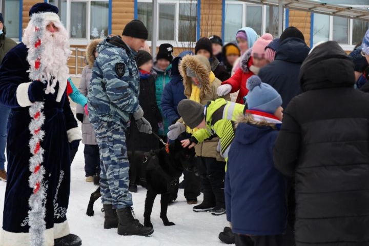 Бойцы казанского ОМОН Росгвардии поздравили воспитанников дербышкинского детского интерната с Новым годом