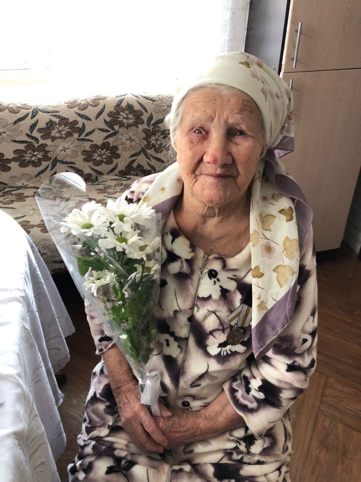 В Чистополе труженица тыла принимала поздравления с 95-летием