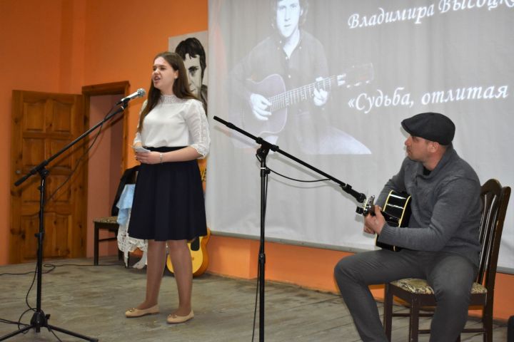 Мнение молодых: семнадцатилетняя Екатерина Инькова из Чистополя рассказала, что является фанатом Владимира Высоцкого