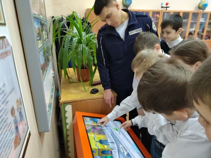 Чистопольские школьники повторяют ПДД с помощью учебного лабораторного комплекса