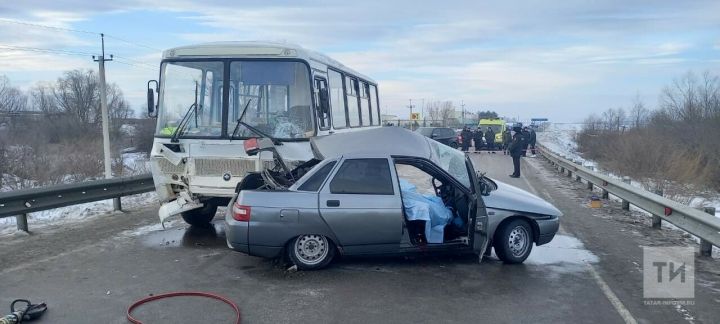 В Камско-Устьинском районе лоб в лоб столкнулись автобус и легковушка