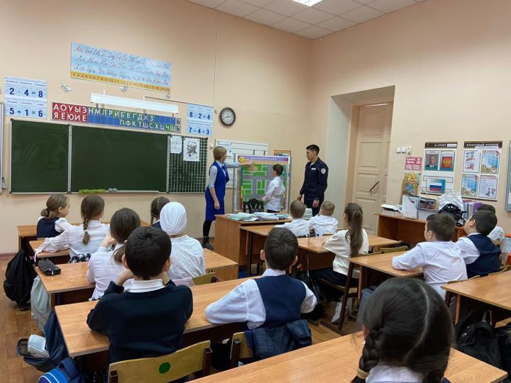 Чистопольские школьники повторяют ПДД с помощью учебного лабораторного комплекса