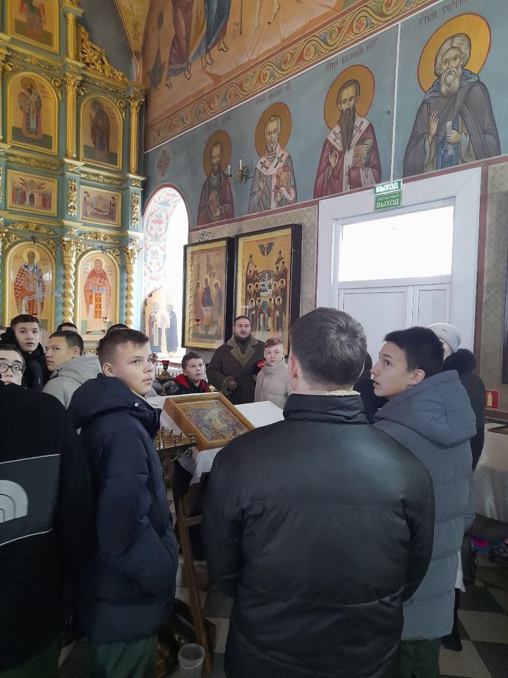 Для чистопольских кадетов провели экскурсию в Свято-Троицком храме