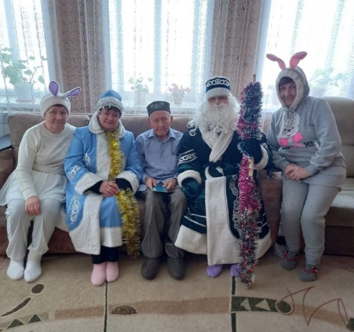 В Чистопольском районе Дед Мороз и Снегурочка поздравили ветерана с Днем рождения