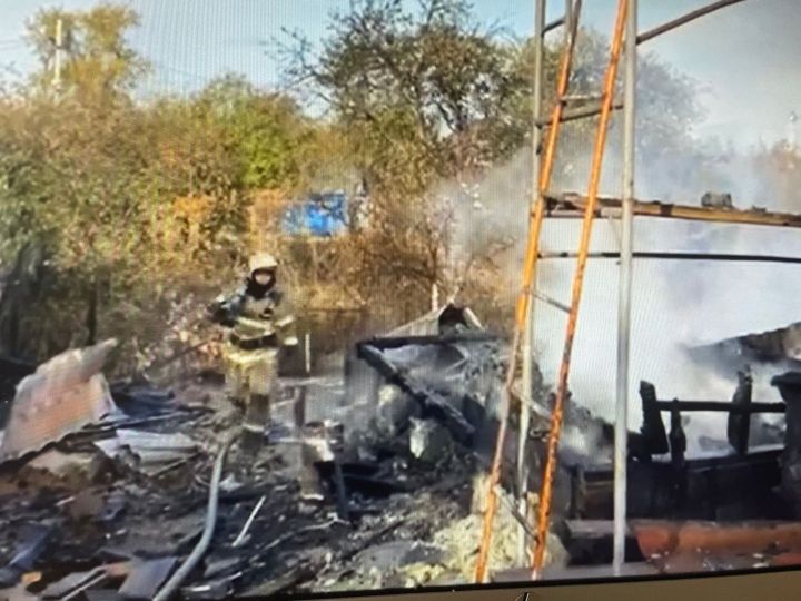В казанском СНТ сгорели садовые дома из-за забытого на зарядке телефона