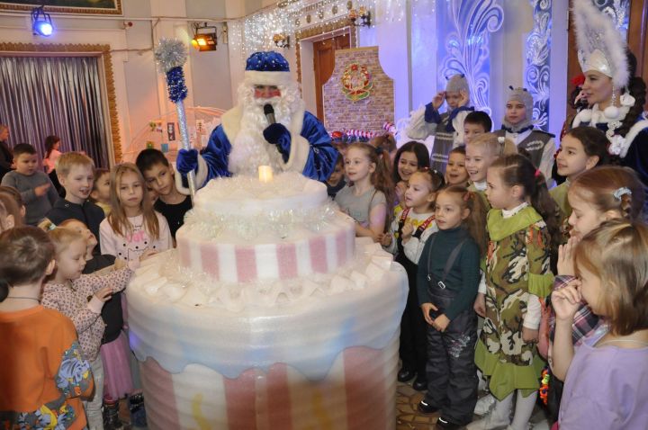 Юные чистопольцы поздравили Деда Мороза с днем рождения