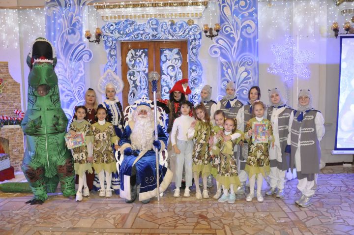 Юные чистопольцы поздравили Деда Мороза с днем рождения
