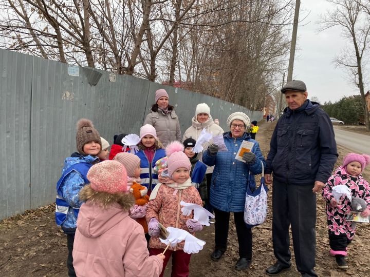 Пешеход, соблюдай правила: дети призвали чистопольцев к безопасному поведению на дороге