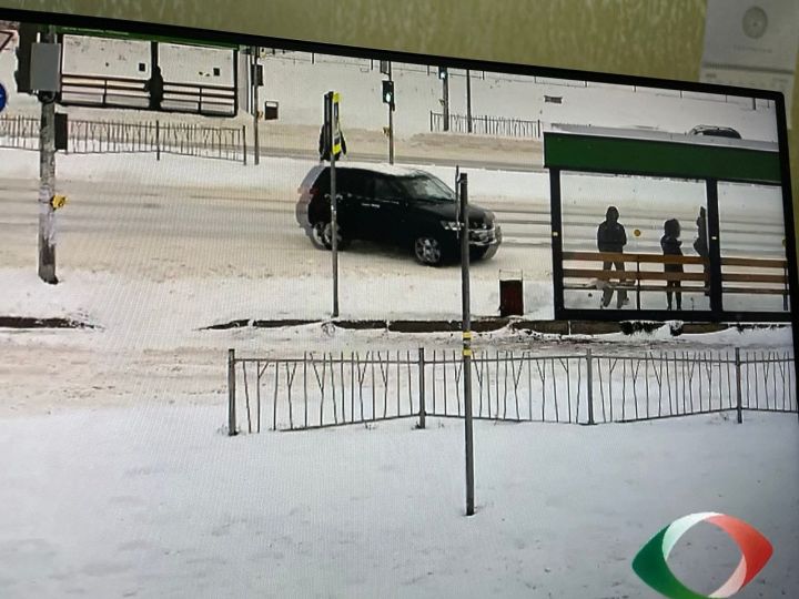 В Нижнекамске внедорожник сбил девушку на остановке