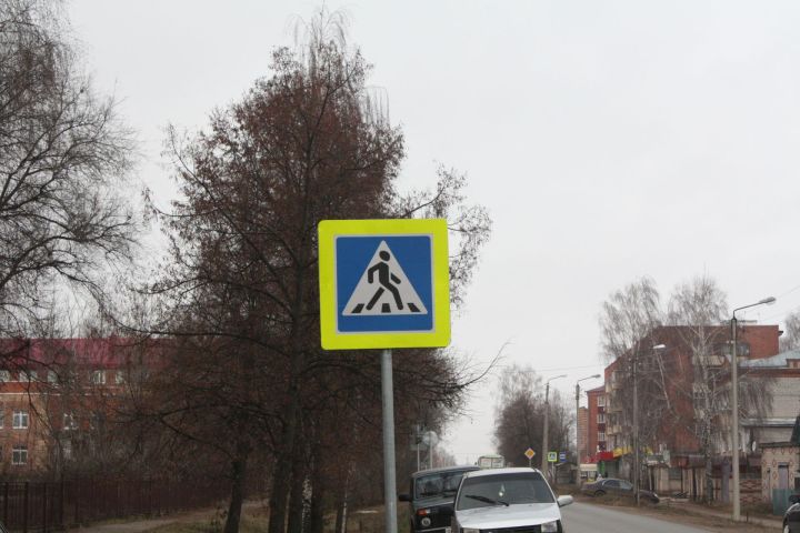 В Казани легковушка сбила упавшего на зебре мужчину