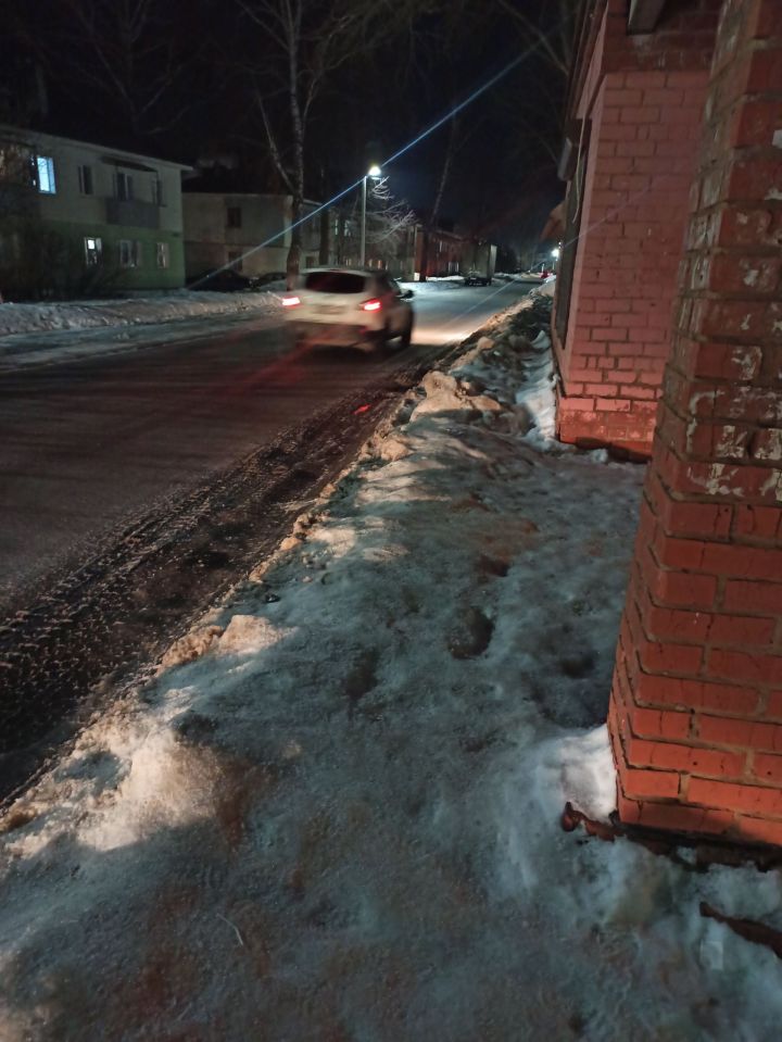 «Очень скользко и опасно!»: жительница Чистополя просит очистить остановку от обледеневшего снега