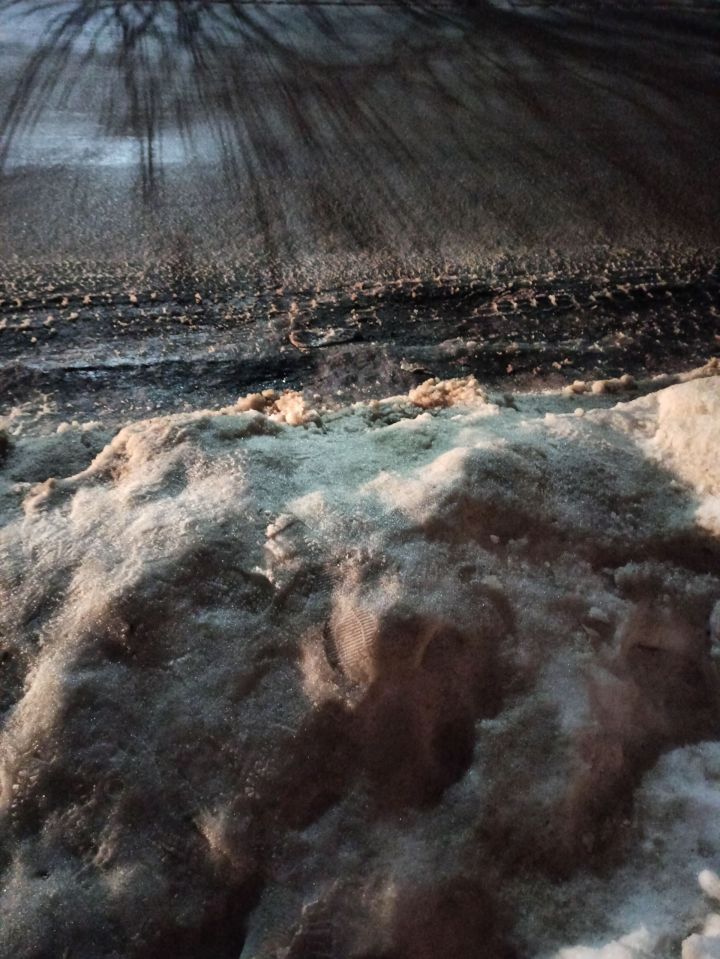 «Очень скользко и опасно!»: жительница Чистополя просит очистить остановку от обледеневшего снега