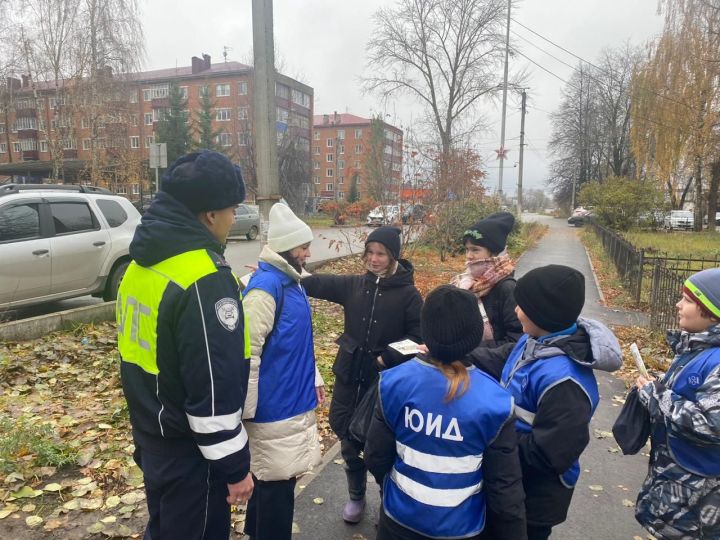 Отряд ЮИД чистопольской школы проверил, соблюдают ли пешеходы правила дорожного движения