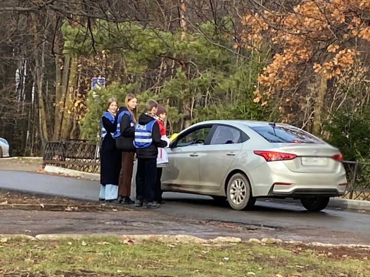 В рейд по городу вышли юные инспекторы дорожного движения чистопольской гимназии № 3