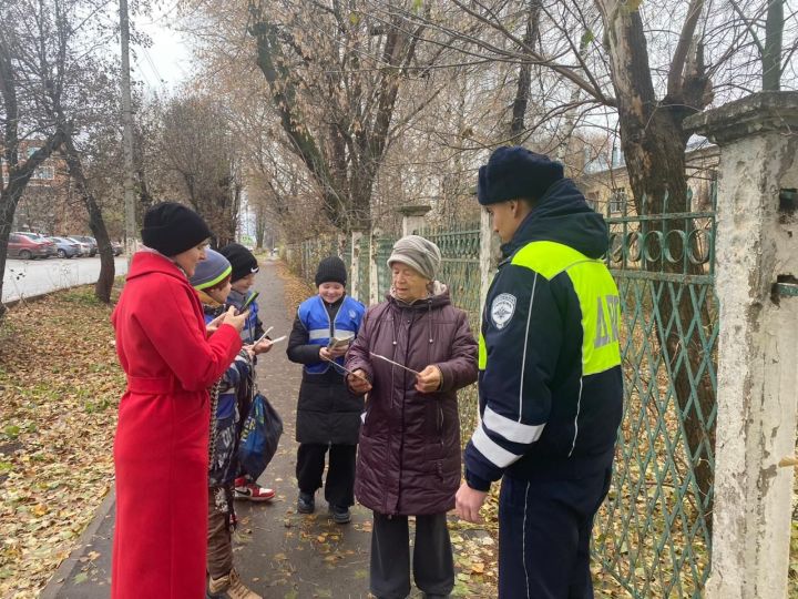 Отряд ЮИД чистопольской школы проверил, соблюдают ли пешеходы правила дорожного движения