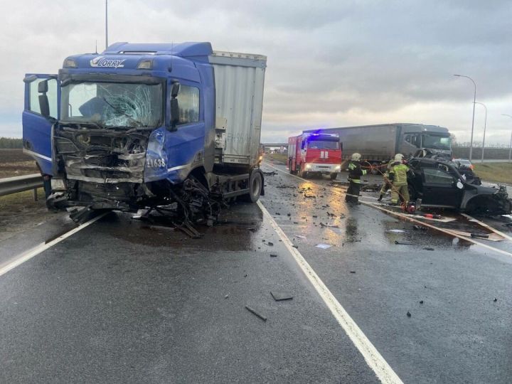 На трассе М7 в ДТП с грузовиком погибли четыре жителя Казани