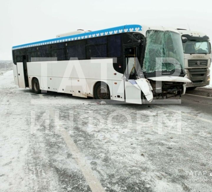 На трассе РТ столкнулись фура и пассажирский автобус