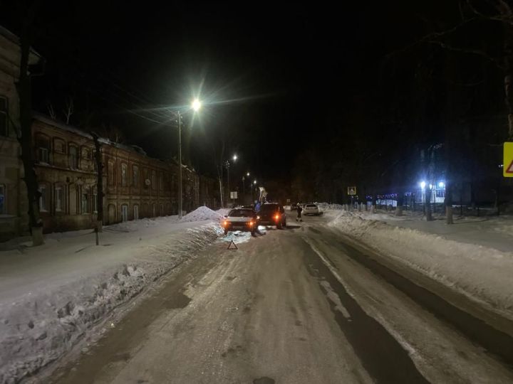 В Чистополе автомобиль сбил мальчика, выбежавшего на дорогу