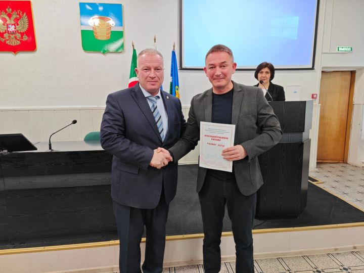 Глава Чистопольского района наградил водителей, доставляющих гуманитарные грузы в зону СВО