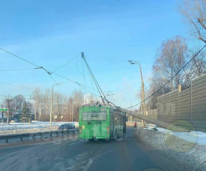 В Казани на троллейбус упал столб