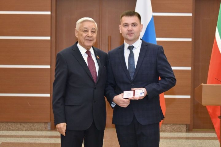 Чистопольскому мировому судье Александру Тякмаеву вручили удостоверение