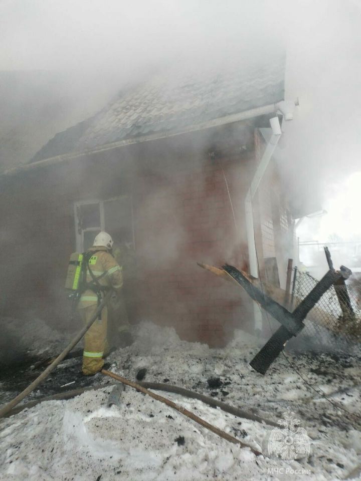 В Татарстане на пожаре в частном доме погибла пожилая женщина