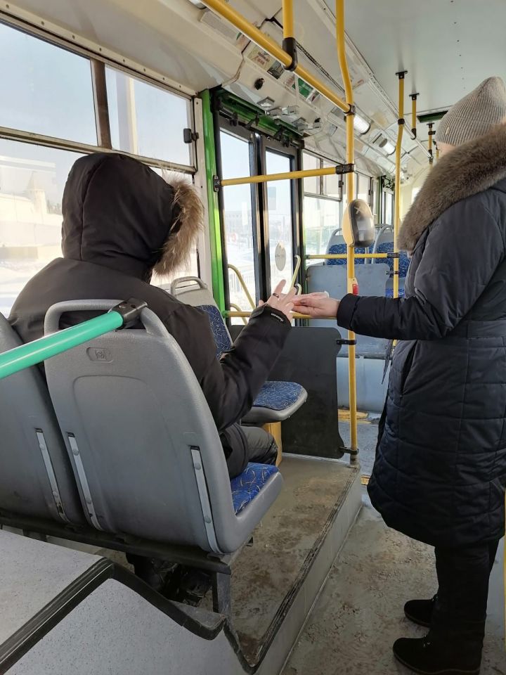 В казанских трамваях и троллейбусах контролеры раздавали пассажирам-безбилетникам морковь