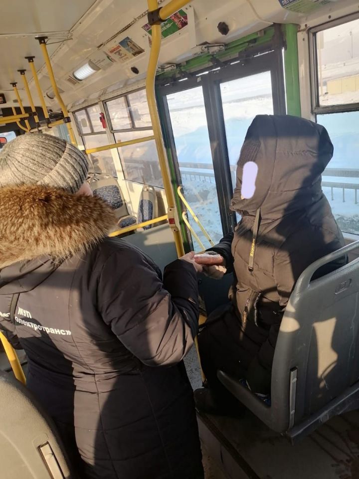 В казанских трамваях и троллейбусах контролеры раздавали пассажирам-безбилетникам морковь