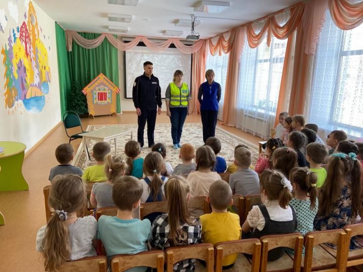 Воспитанники чистопольского детского сада повторили правила дорожного движения