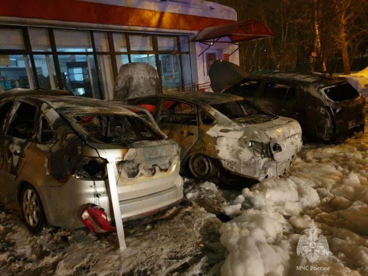 Поджигателем автомобилей на Гудованцева в Казани оказался 43-летний местный житель