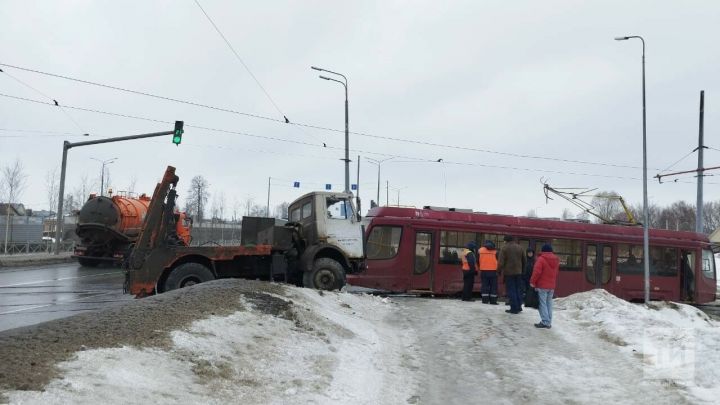 В Казани грузовик протаранил трамвай