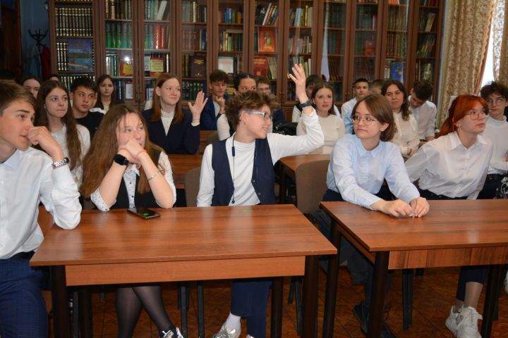 Для чистопольских школьников провели литературно-музыкальный час «Великий мастер русской драмы»
