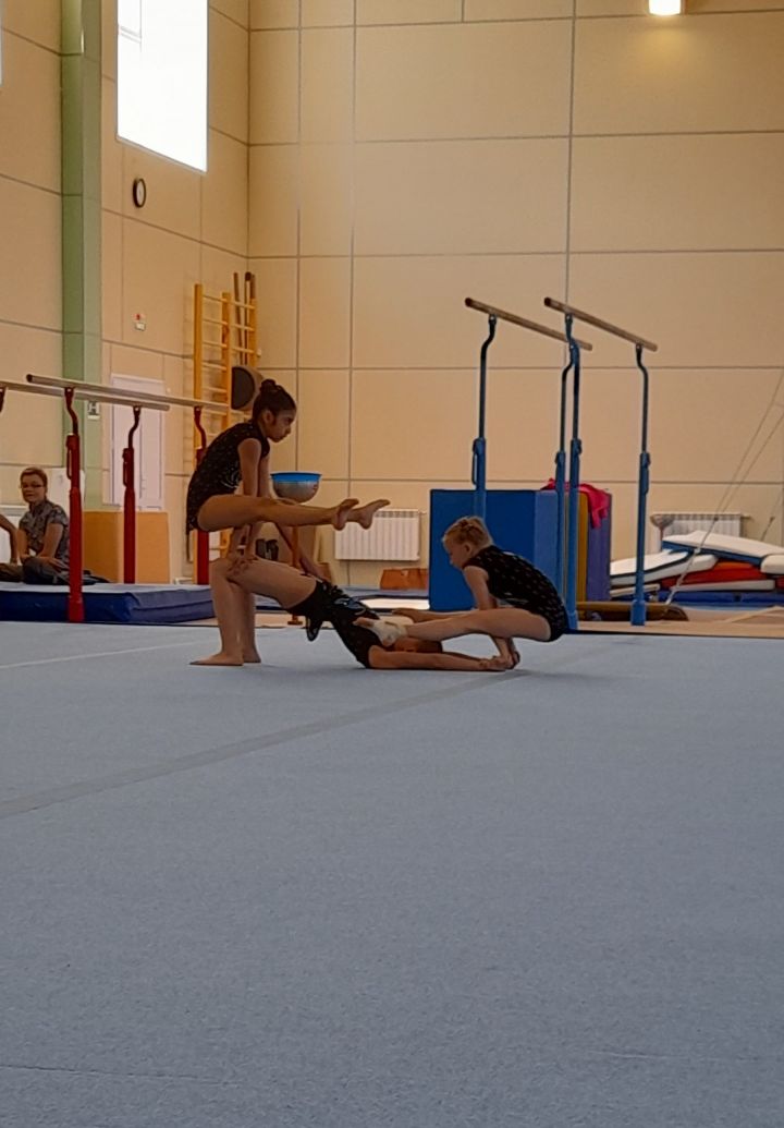 Соревнования по спортивной акробатике в Чистополе выявили сильнейших (фоторепортаж)