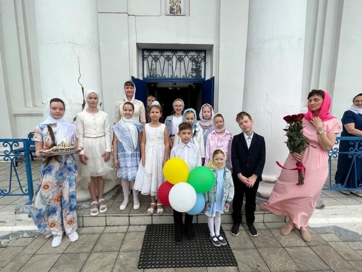 Воспитанники чистопольской воскресной школы поздравили епископа Пахомия с Днем Ангела