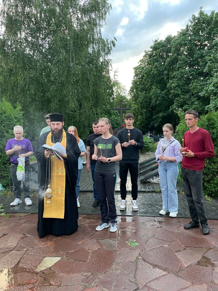 Чистопольское молодежное православное общество провели уборку на Авдеевском кладбище