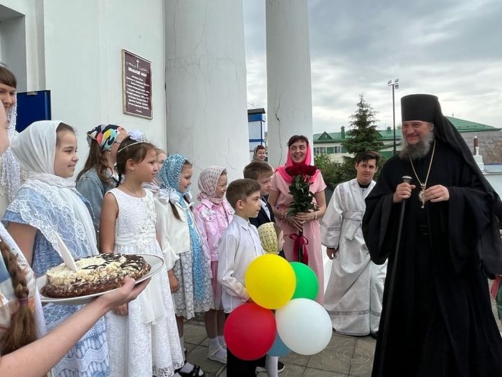 Воспитанники чистопольской воскресной школы поздравили епископа Пахомия с Днем Ангела