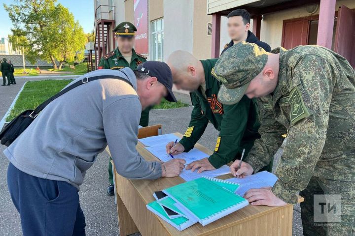 Военнослужащие-контрактники отправилась на учебный полигон в Оренбургскую область