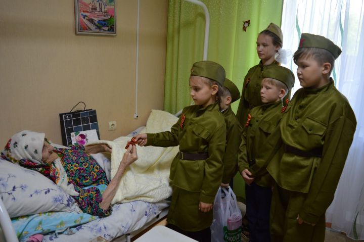 Ветеранов  дома-интерната «Юлдаш» поздравили с наступающим Днем Победы