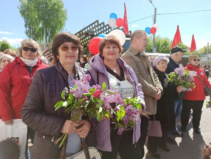 На митинге в День Победы отдельной колонной прошли волонтеры добровольческого движения «Чистополь-фронту»