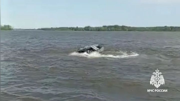 В Чистополе на Каме очевидцы обнаружили лодку без людей с заведенным мотором