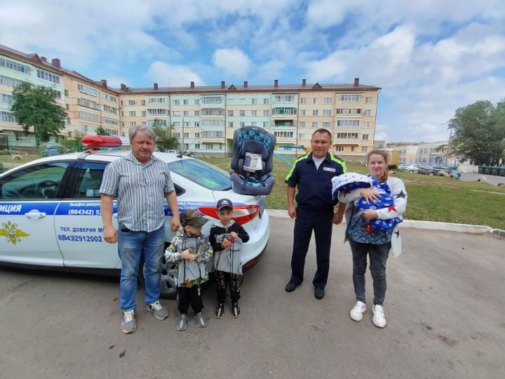 Две семьи из Чистополя получили в подарок детские автокресла