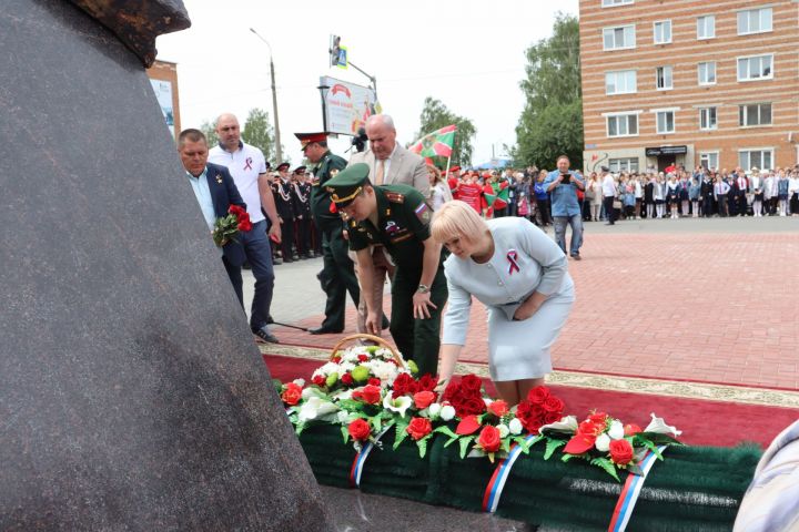 В Чистополе открыли памятник Герою России Игорю Груднову