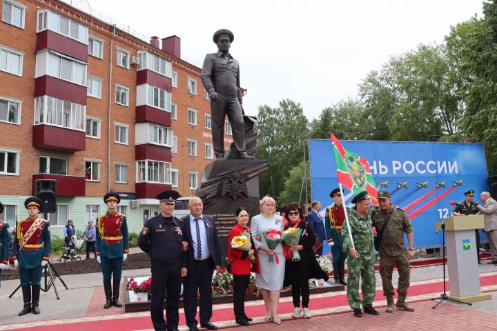 В Чистополе открыли памятник Герою России Игорю Груднову