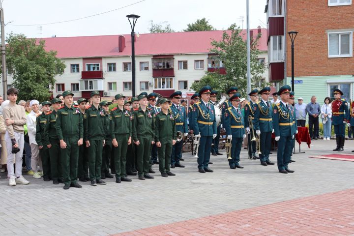 В Чистополе открыли памятник Герою России Игорю Груднову