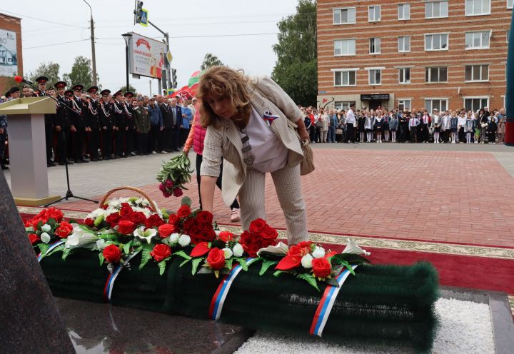 В Чистополе открыли памятник Герою России Игорю Груднову